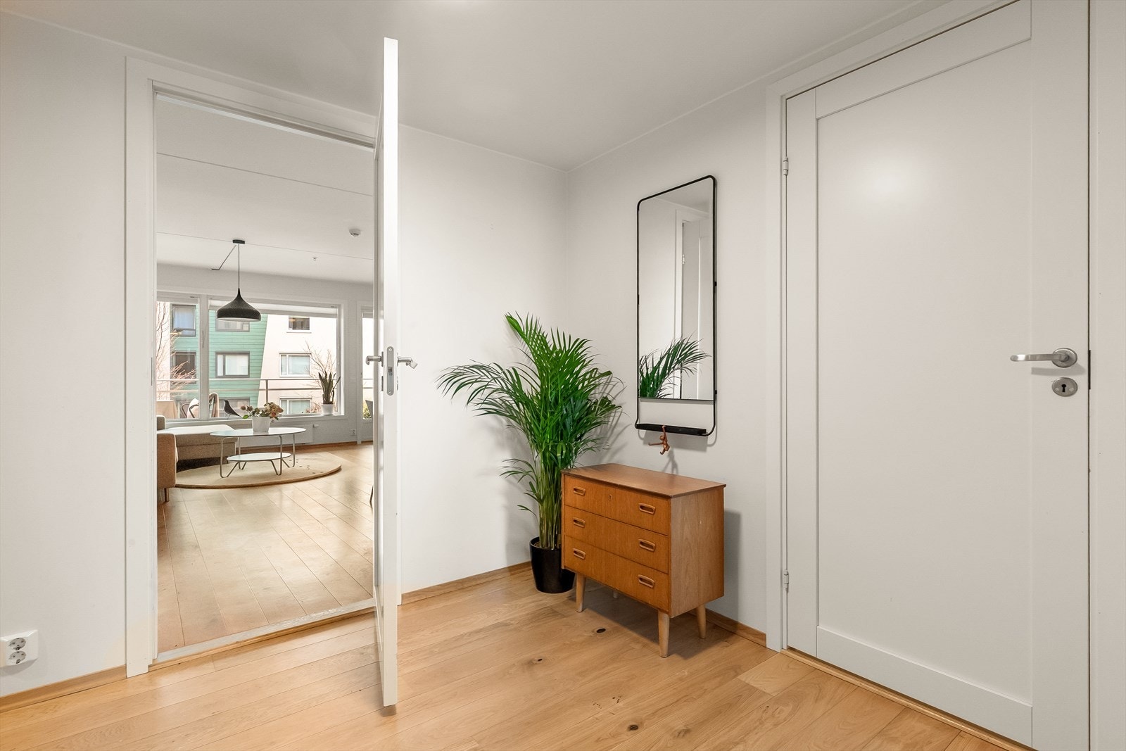 Entréen har som resten av boligen enstavs eikeparkett og malte vegger. Galleribilde