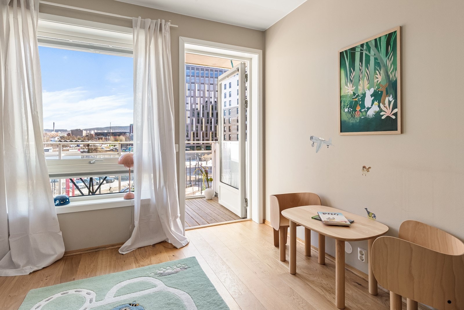 Fra soverom 2 er det utgang til en vestvendt balkong på 5 m². Galleribilde