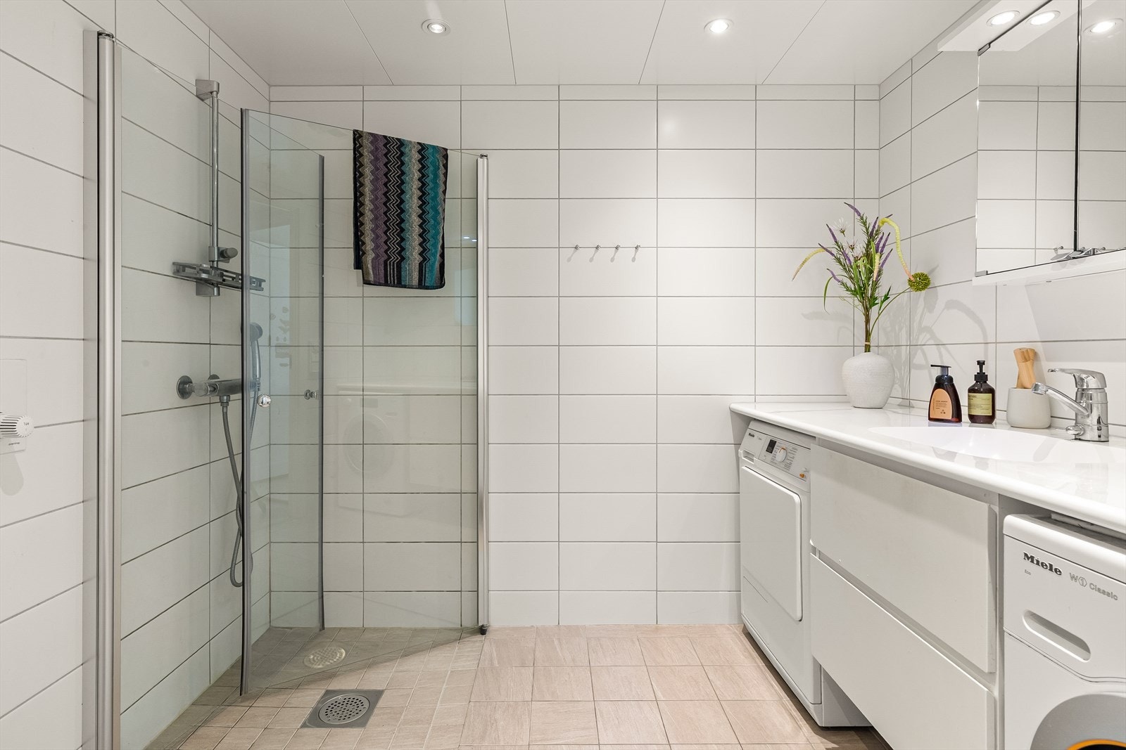 Badet har flislagte overflater, termostatstyrt gulvvarme. Galleribilde