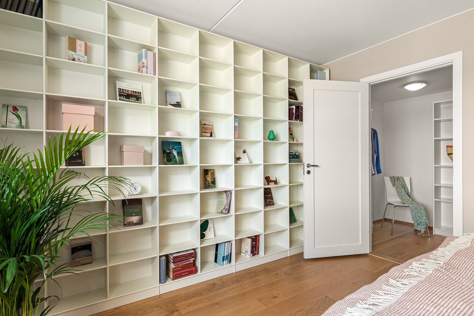 God plass til stilig bokhylle eller annet møblement på hovedsoverommet. Praktisk walk-in closet/bod rett innenfor Galleribilde