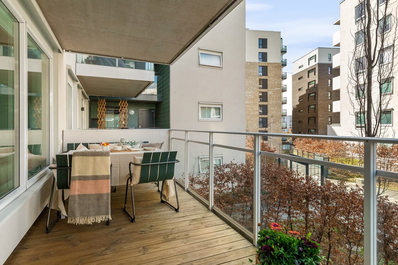 Østvendt balkong på ca. 10 m² med rekkverk i stål og glassfelter. Utgang fra stue. Galleribilde