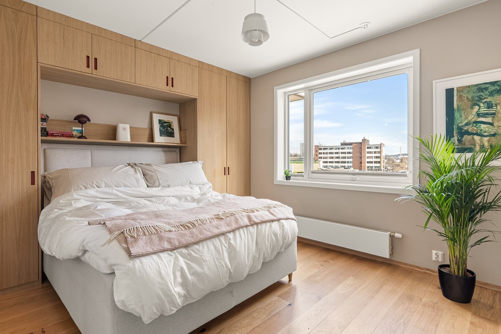 Hovedsoverommet er meget romslig, med plass til en stor dobbeltseng, en plassbygget, stilren garderobeløsning og øvrig møblement. Galleribilde