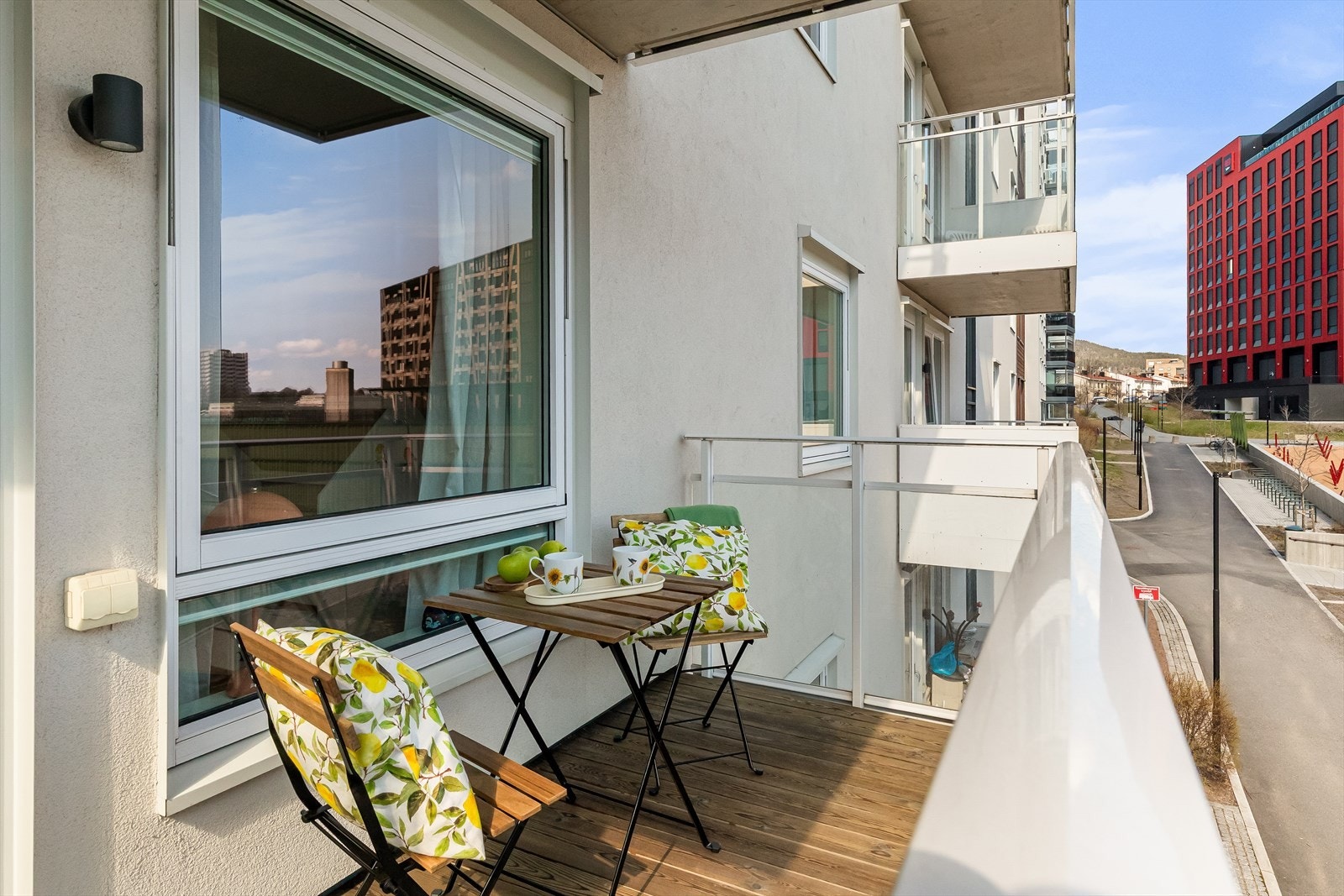 I leiligheten har man "alltid" sol på en av balkongene. Galleribilde