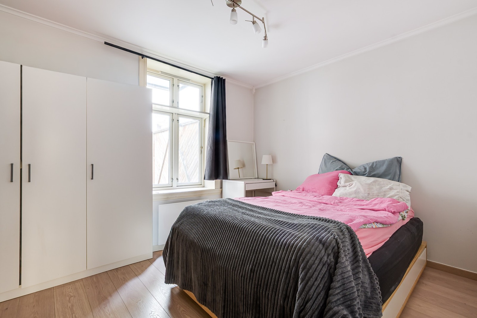Soverom 1: God plass til dobbeltseng, nattbord etc. Ligger vendt ut mot bakgård. Galleribilde