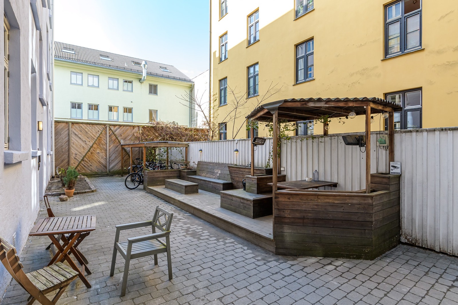 Hyggelig fellesområde i borettslagets indre gårdsrom. Galleribilde