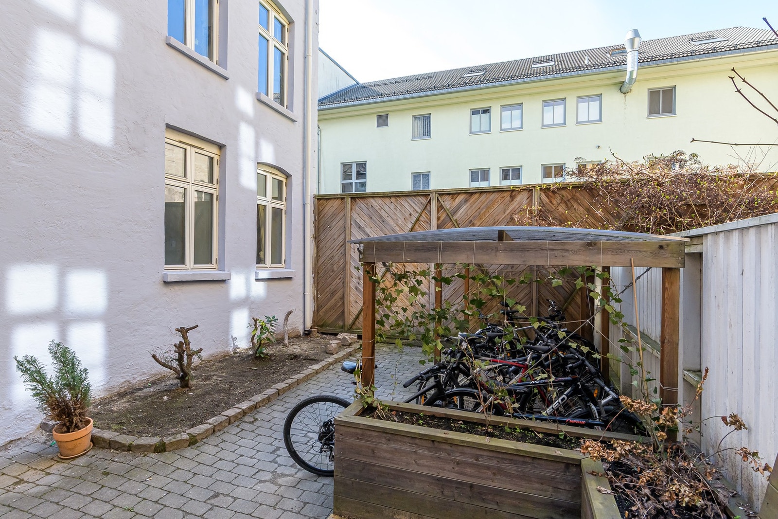 Hyggelig fellesområde i borettslagets indre gårdsrom. Galleribilde
