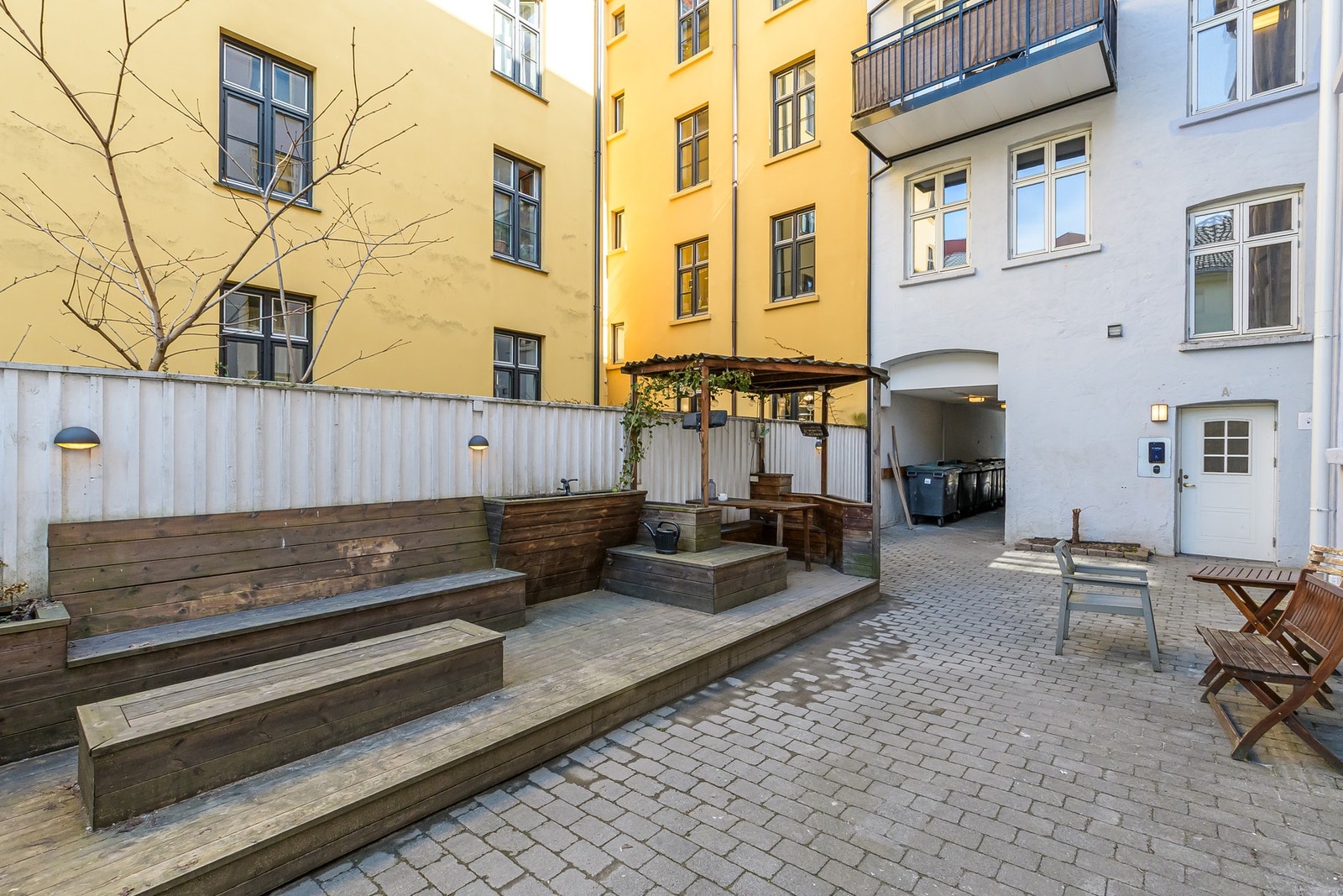 Leiligheten ligger vendt ut mot indre gårdsrom og tilhører et hyggelig og veldrevet borettslag Galleribilde