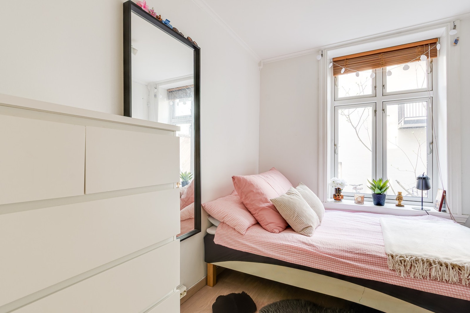 Soverom 2: Plass til seng, garderobe og eller annet ønskelig møblement. Galleribilde