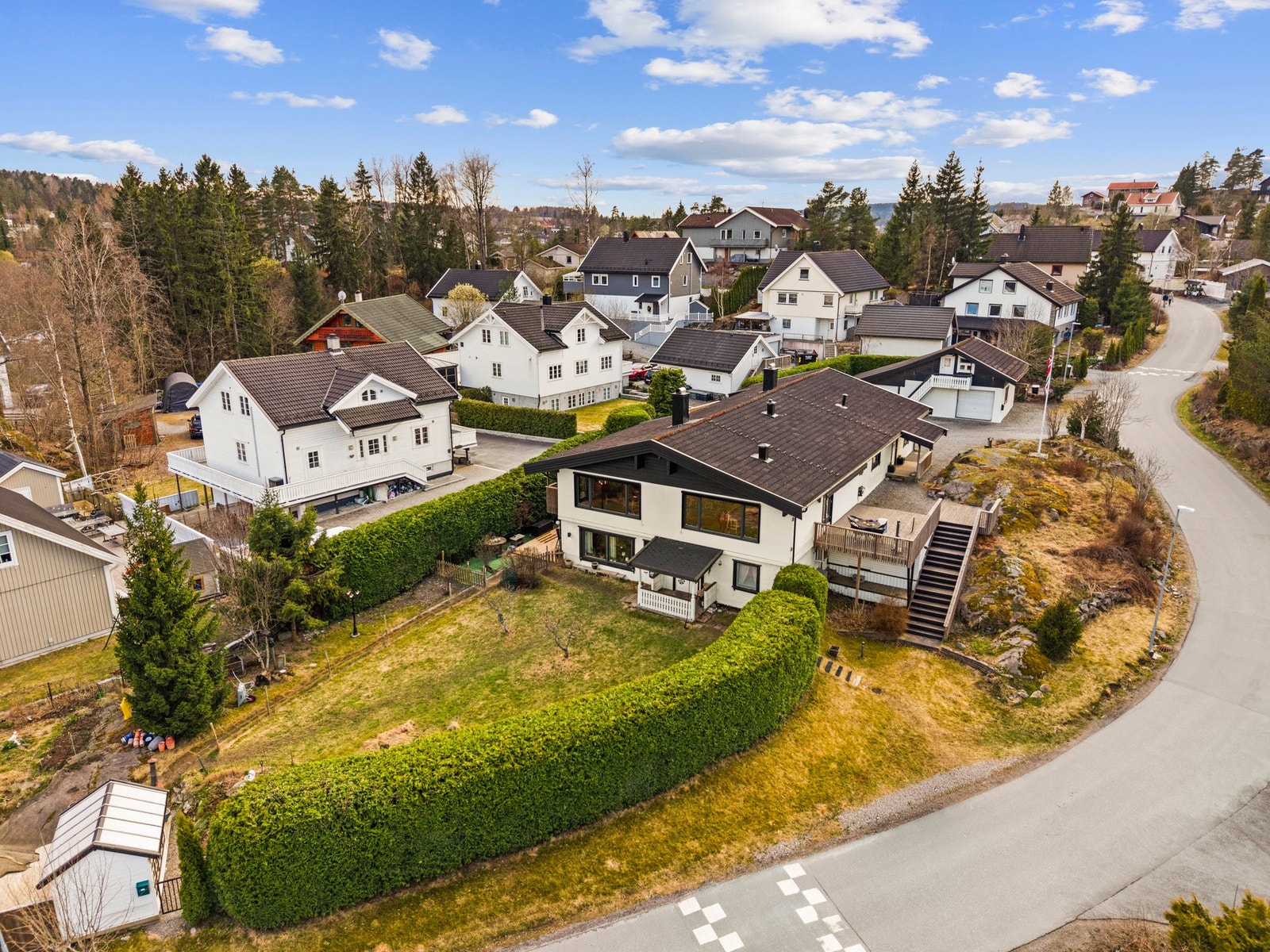 Meget sentralt men usjenert beliggende, med kort vei til b.hage, skole, ekspressbuss til Oslo, Vinterbro senter m.m Galleribilde