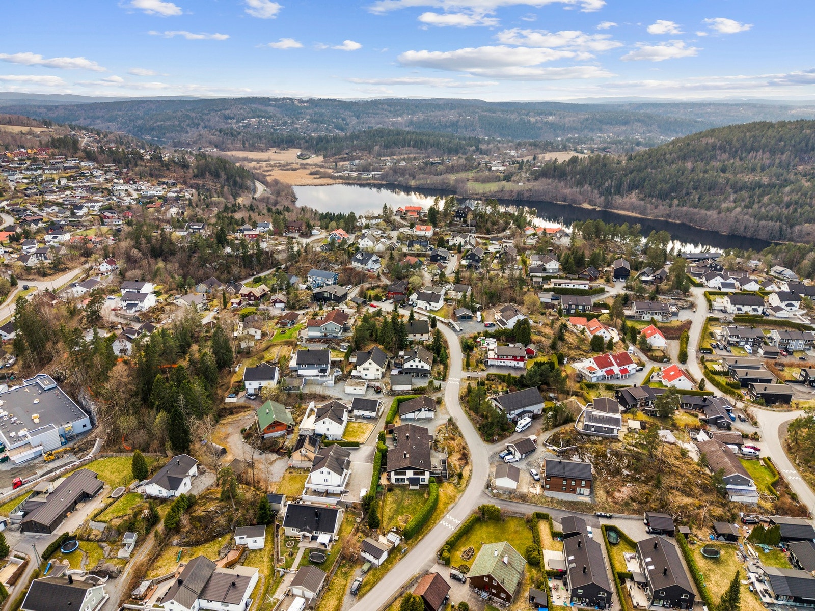 Nordskogenveien 2 ligger i et rolig og barnevennlig boligområde i Sjøskogen, på Vinterbro i Ås kommune. Galleribilde