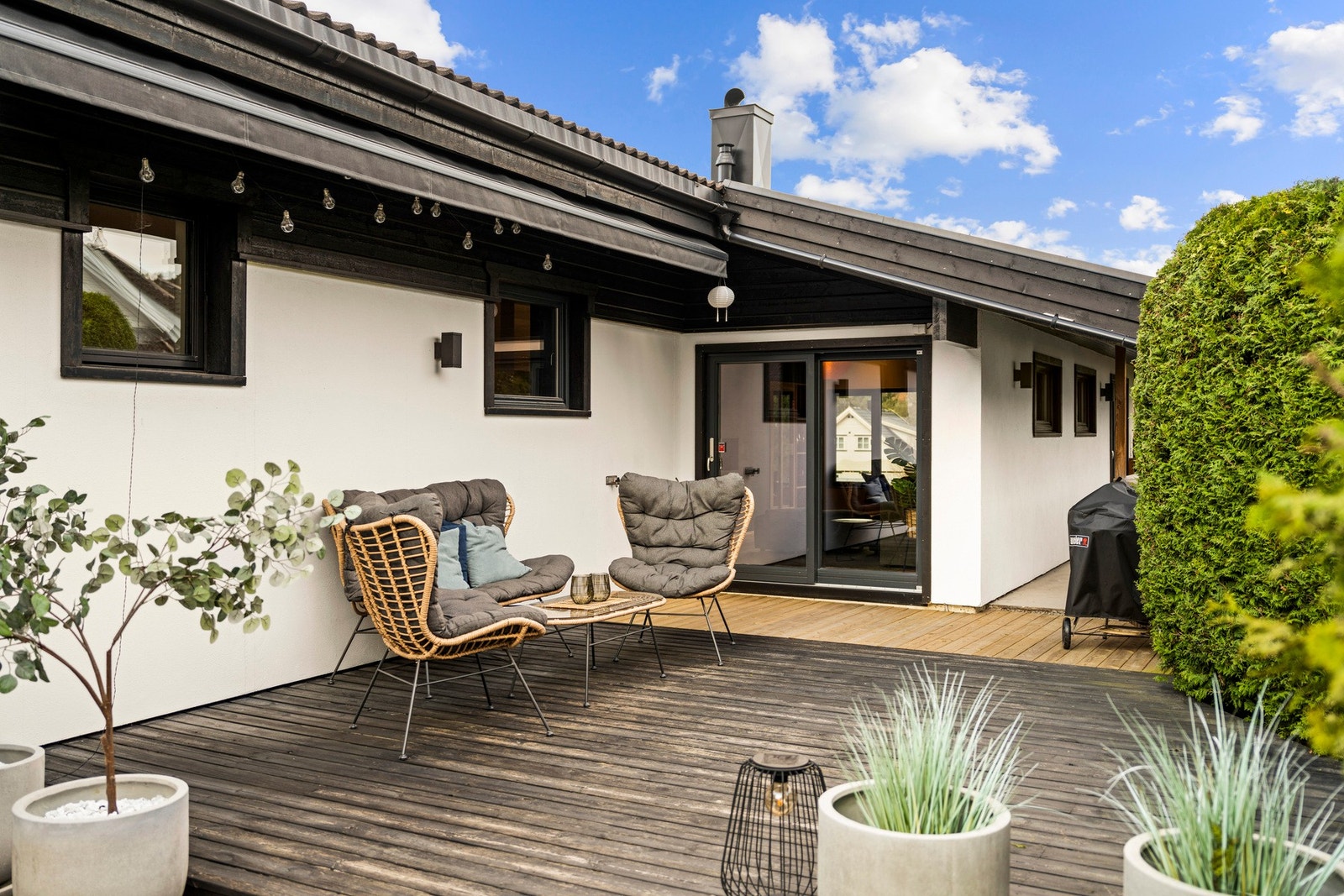 Terrasse med god plass til ønskelig møblerings muligheter, med adkomst fra stue. Galleribilde