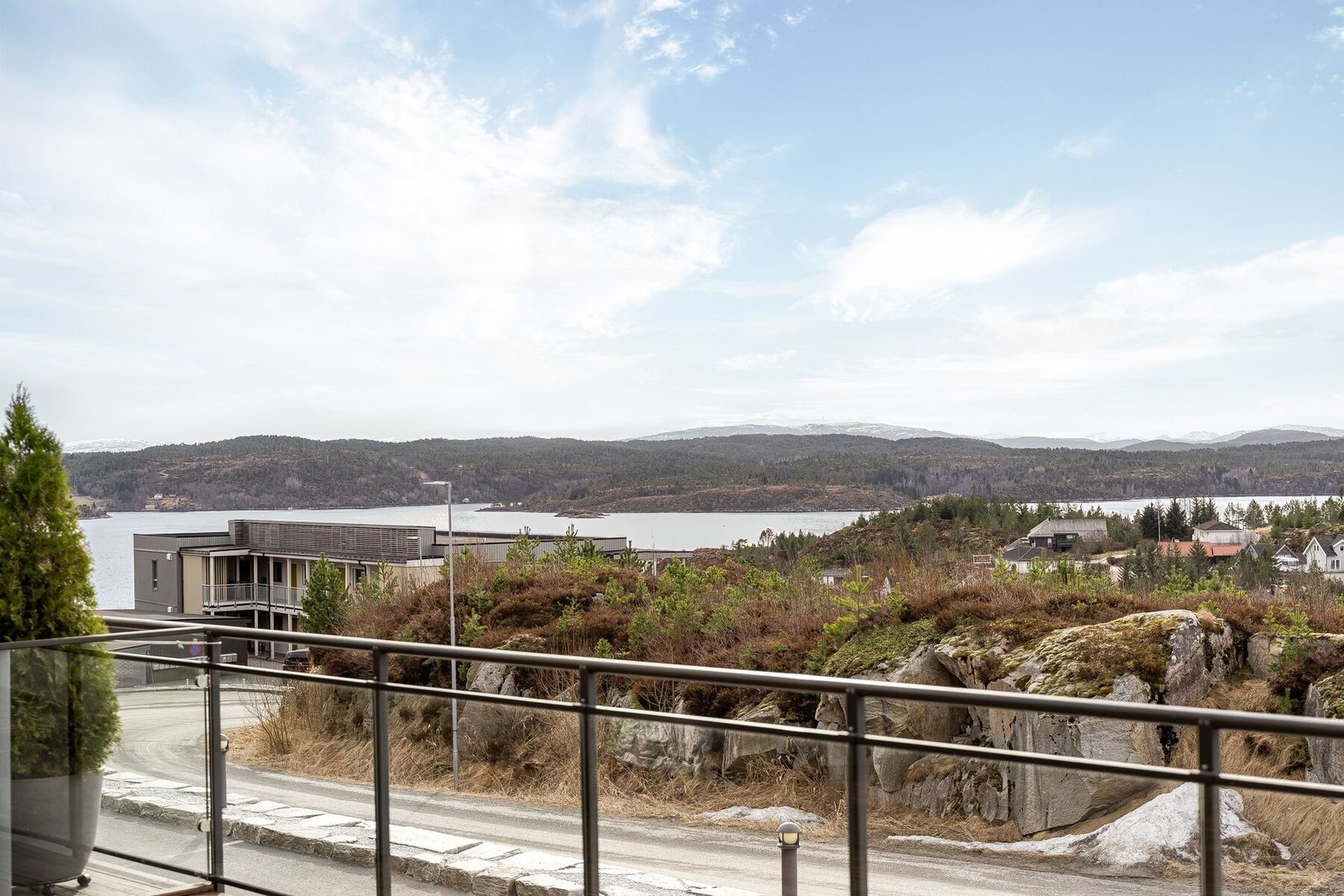 Lys og moderne 3-roms leilighet med romslig og solrik terrasse Galleribilde