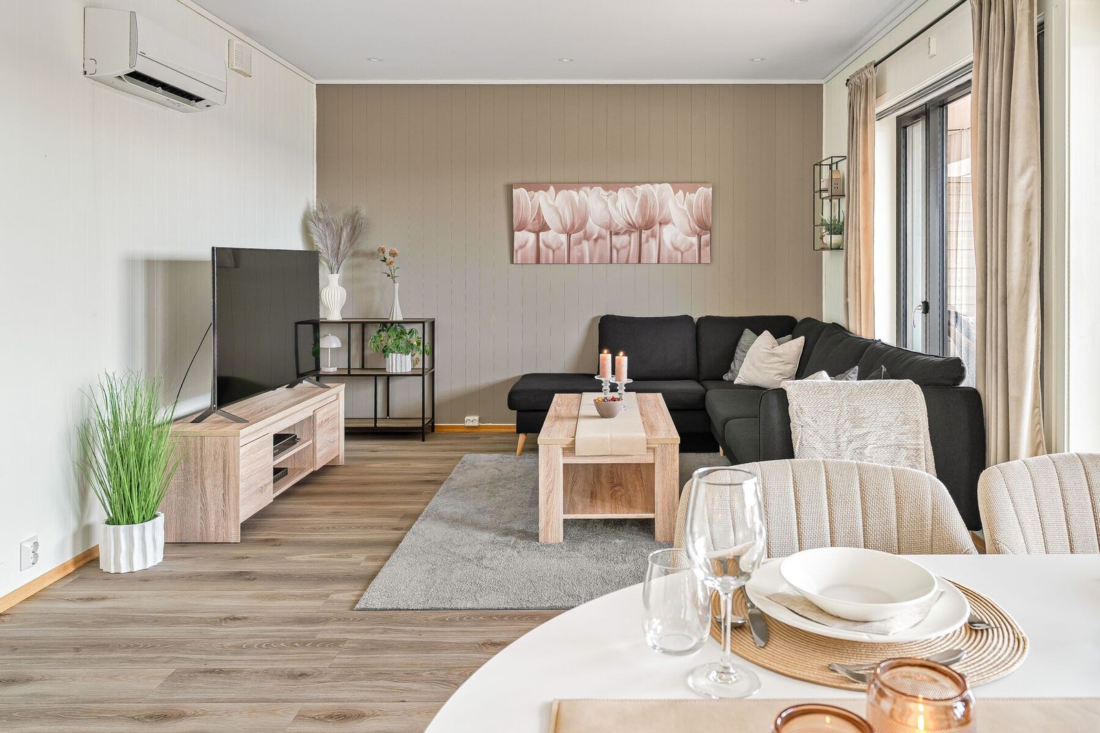 God plass til sofagruppe, TV, spisebord m.m. Galleribilde
