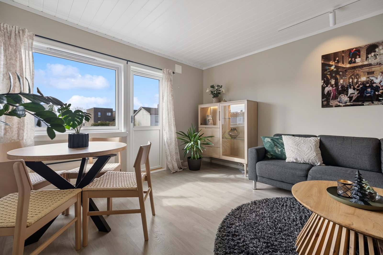 Fra stuen er det direkte utgang til balkongen, som gir en fin forlengelse av oppholdsrommet. Galleribilde
