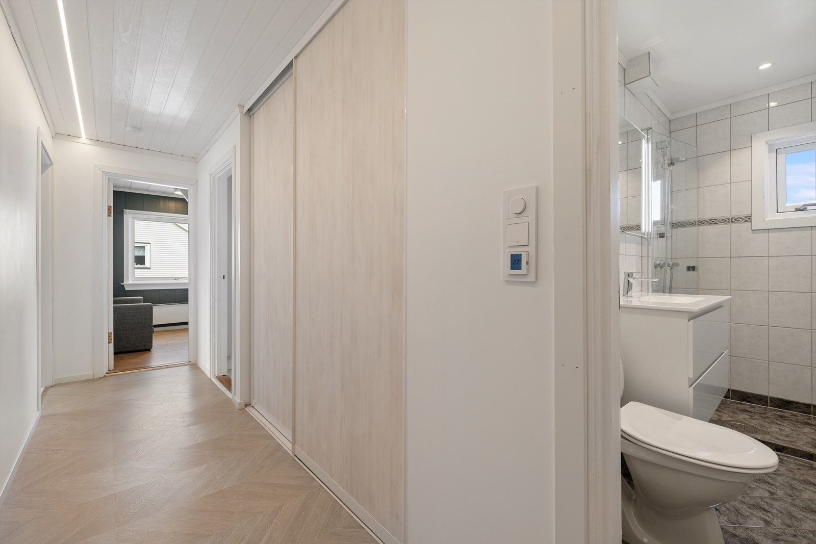 Til høyre for entreen finner vi boligens bad. Galleribilde