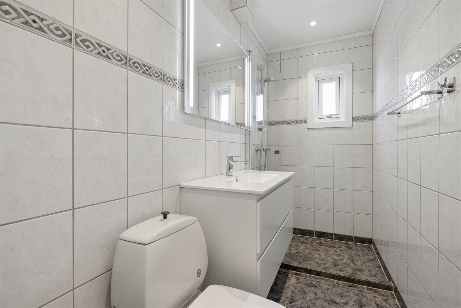 Badet er utstyrt med varmekabler i gulvet og har fått nyere servant samt speil med integrert belysning. Galleribilde