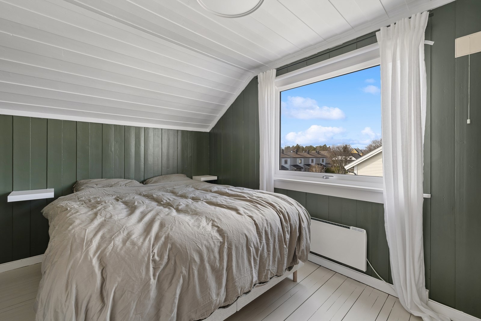 Loftet inneholder et soverom med god plass til seng og annet møblement. Det bemerkes at selve trappen mellom 2. og 3. etasje i soveromsdelen ikke er vist på byggemeldte tegninger. Galleribilde