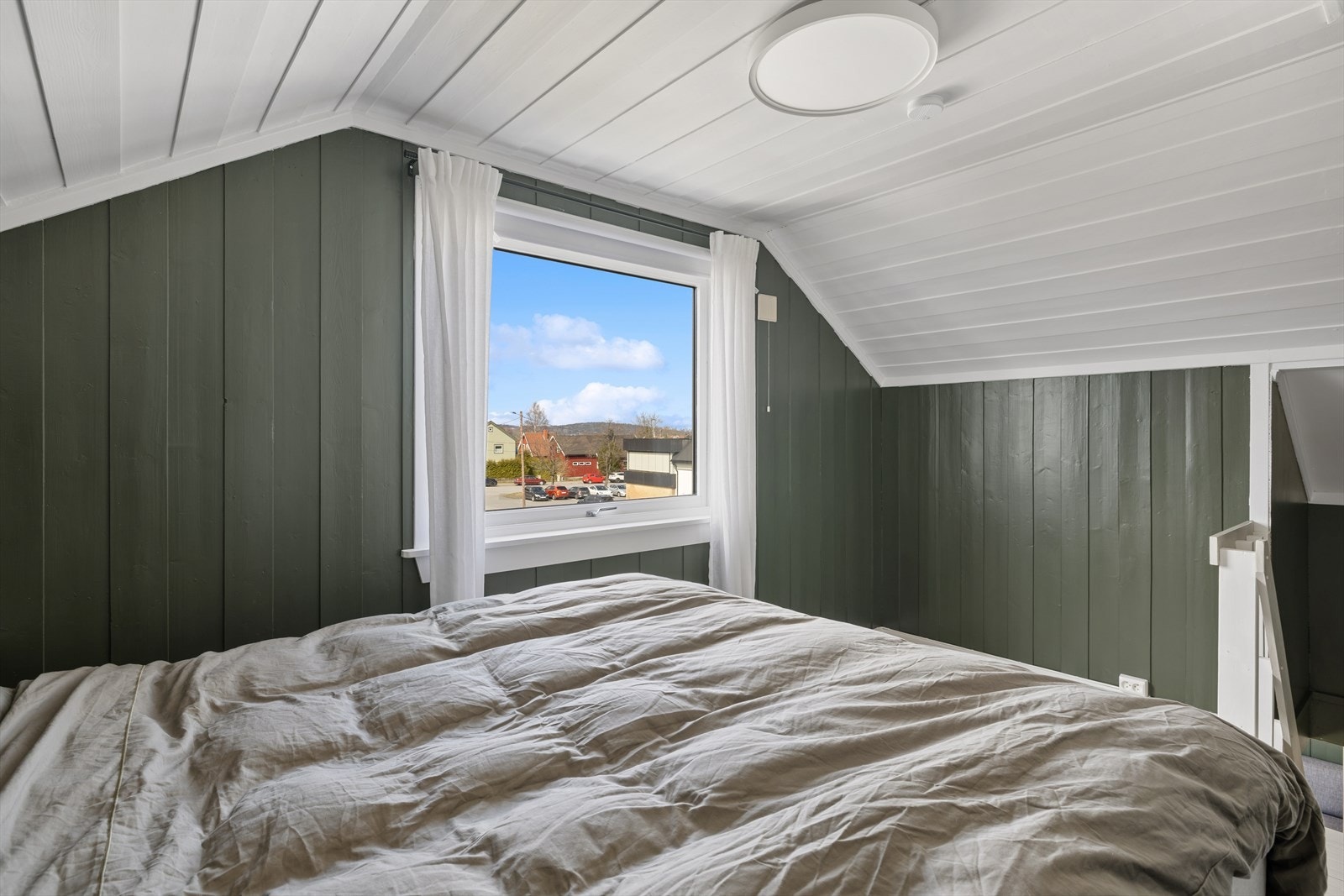 Godt med lysinnslipp på loftet. Galleribilde