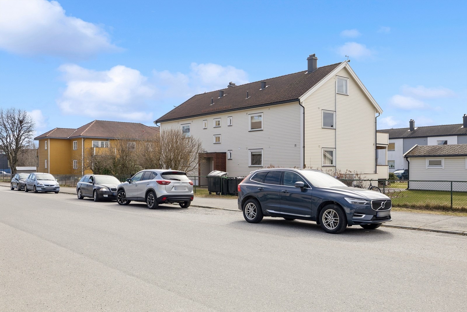 Det er gode muligheter for gateparkering utenfor bygget. Galleribilde