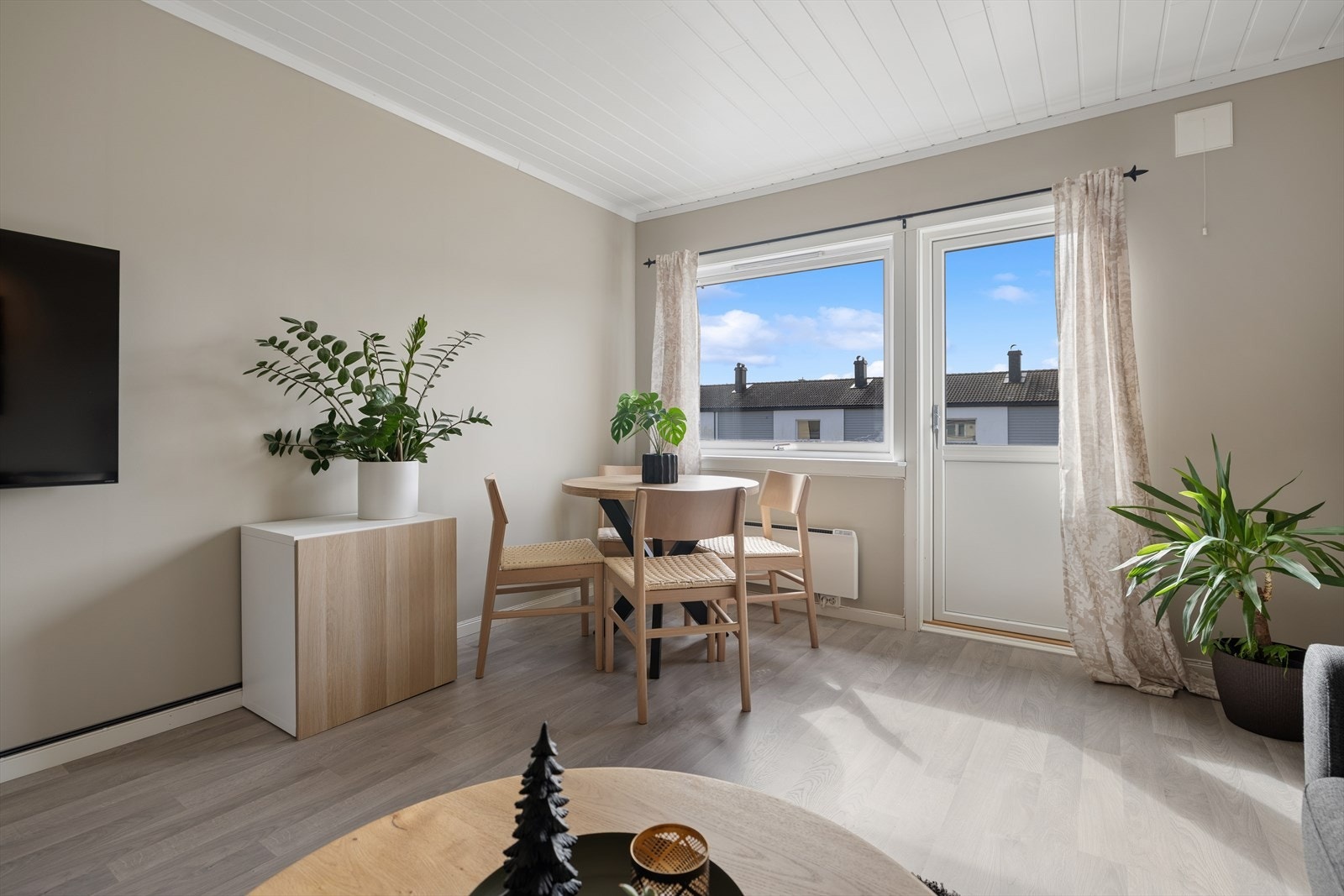 Boligens trivelige stue har god plass til både spisebord og sofakrok. Galleribilde