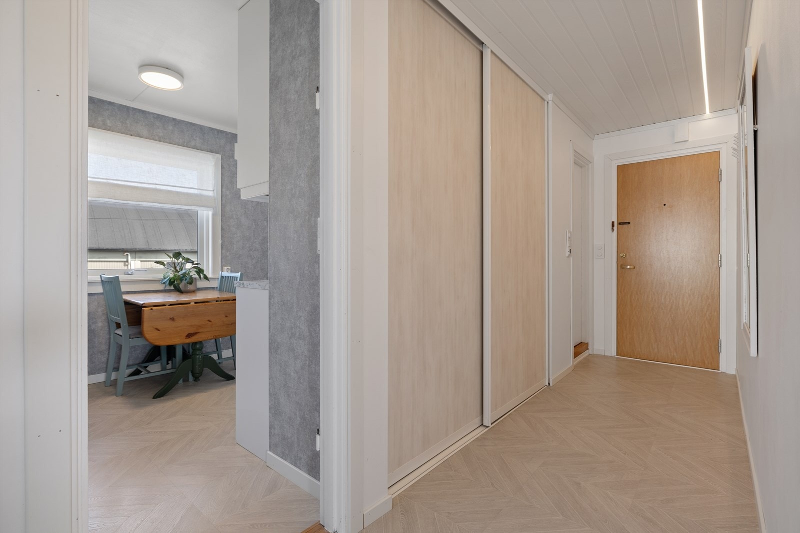 Velkommen inn i en lys entré med plassbesparende skyvedørsgarderobe for god oppbevaring. Galleribilde