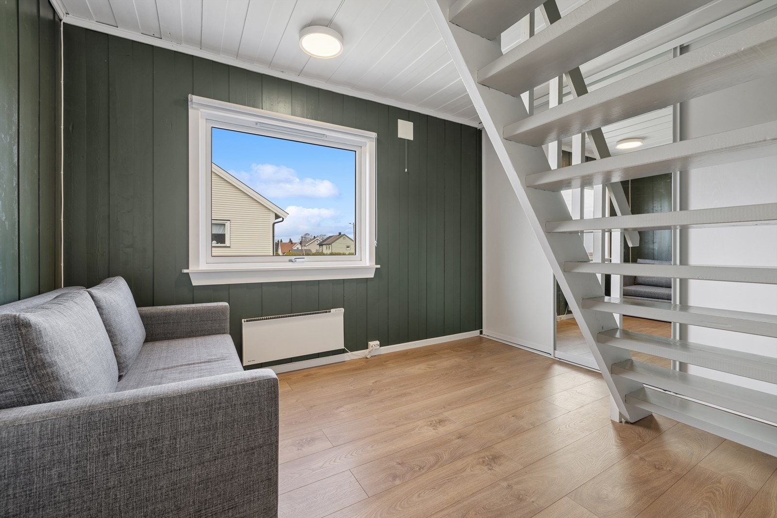 I 2. etasje finner du også et soverom med god oppbevaringsplass, bestående av skyvedørsgarderobe. Fra soverommet er det trapp opp til loftet. Galleribilde