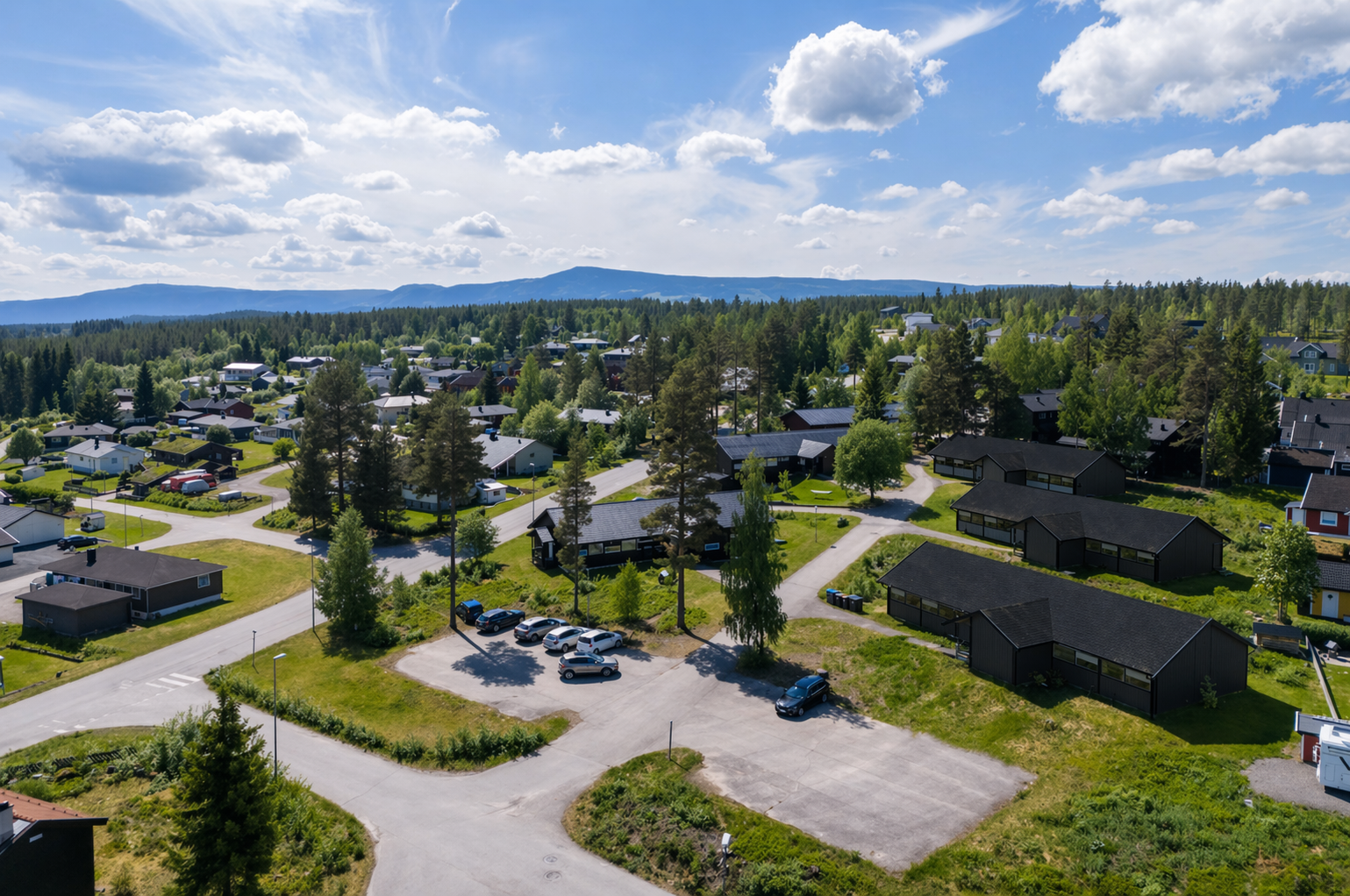 Oversiktsbilde 3 hybelhus med parkeringsplass Galleribilde