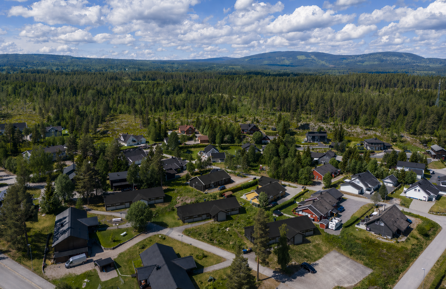 Oversiktsbilde 3 hybelhus med parkeringsplass Galleribilde