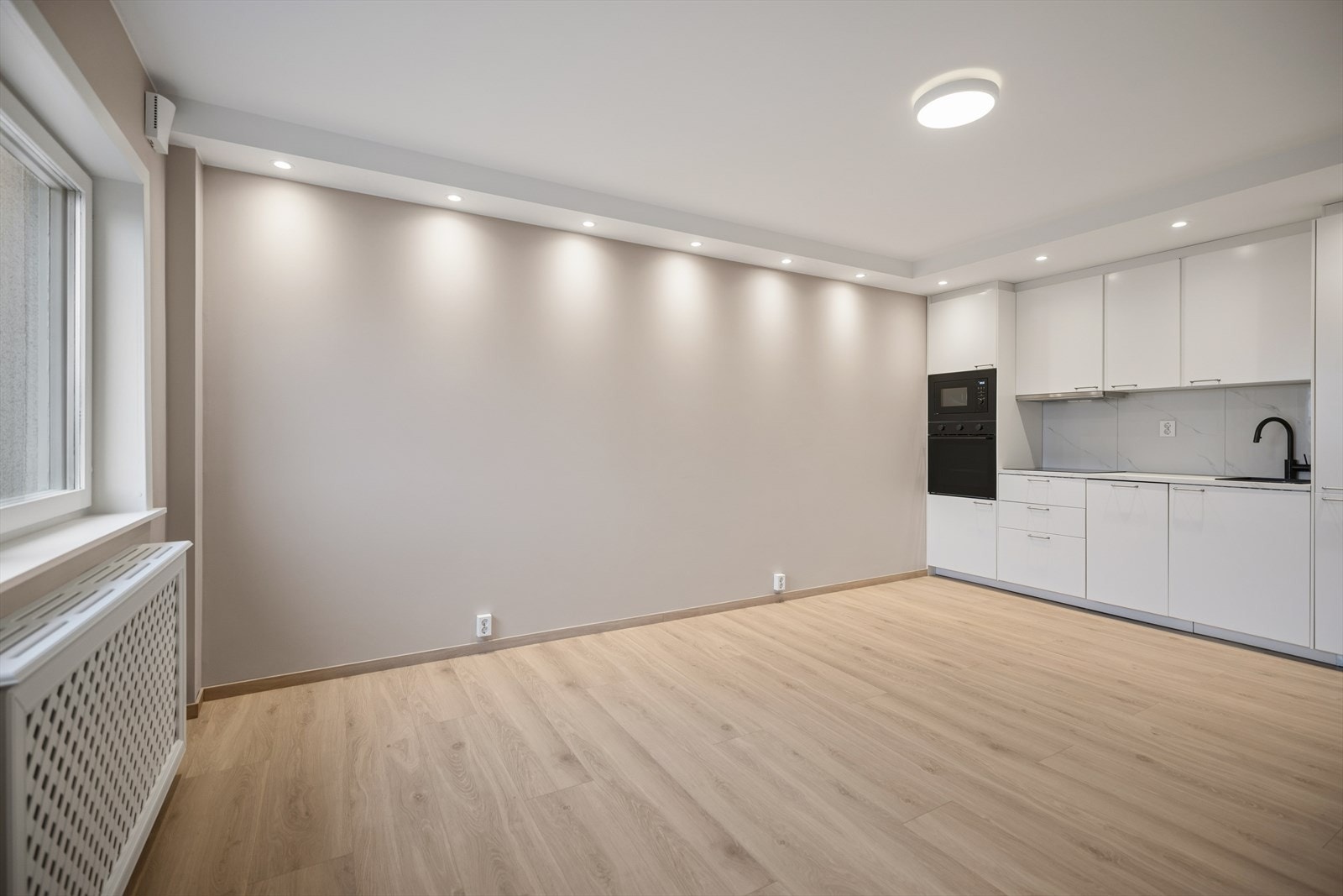 Downlights langs taket gir god stemningsbelysning. Galleribilde