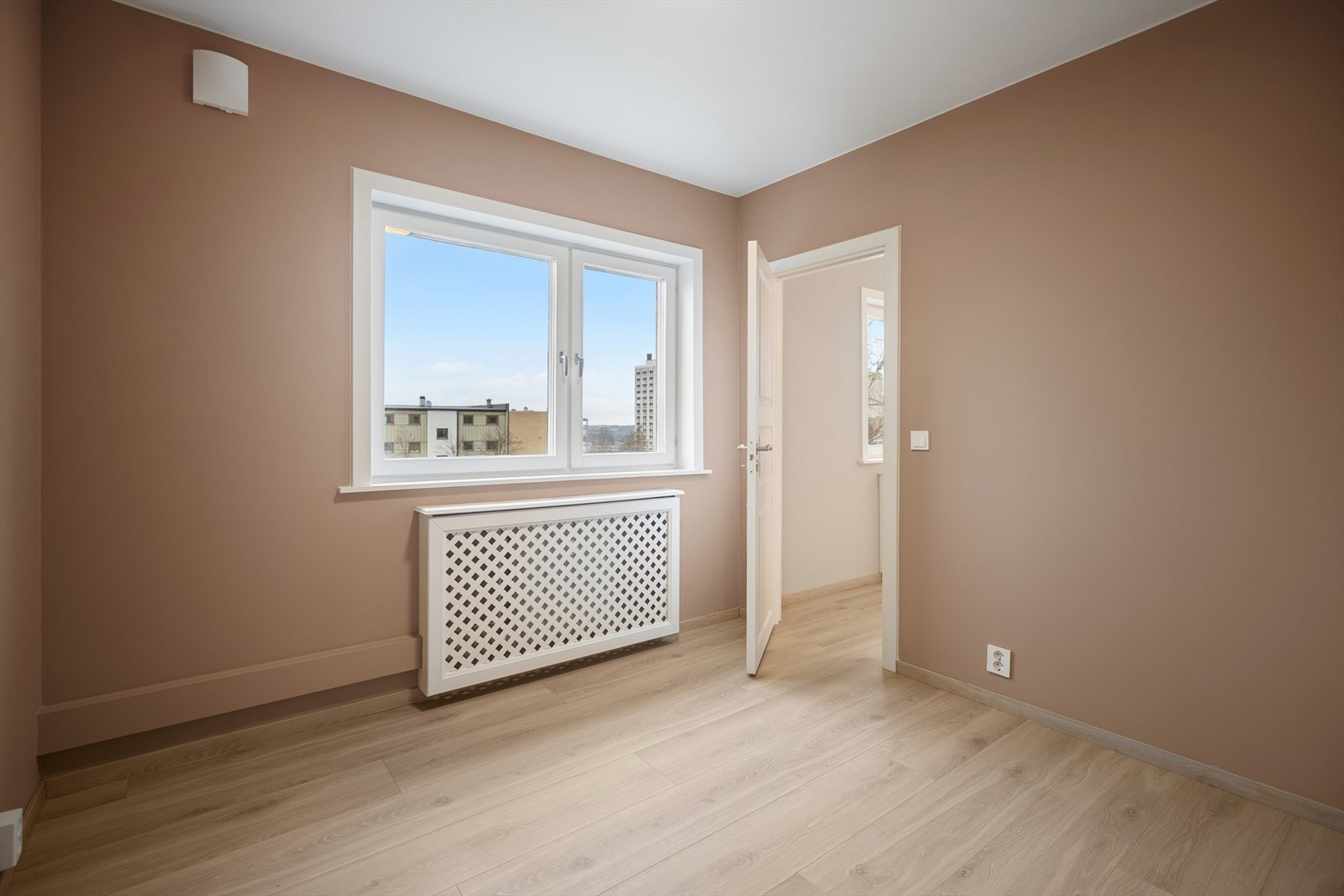 Lyst soverom med vindu, parkett og radiator. God plass til dobbeltseng og øvrig møblement. Galleribilde
