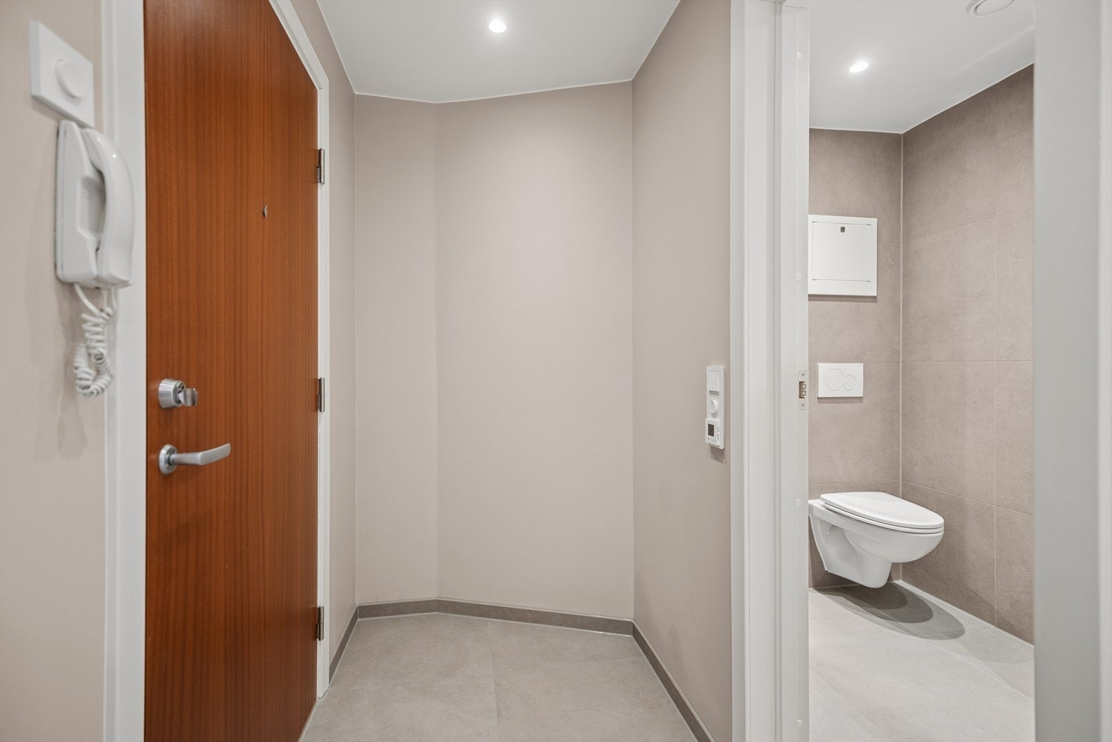 Fra entréen er det adkomst til badet. Entrédøren er brann- og lydklassifisert (EI-30/38db). Til høyre ses inngang til det nyrenoverte badet. Galleribilde