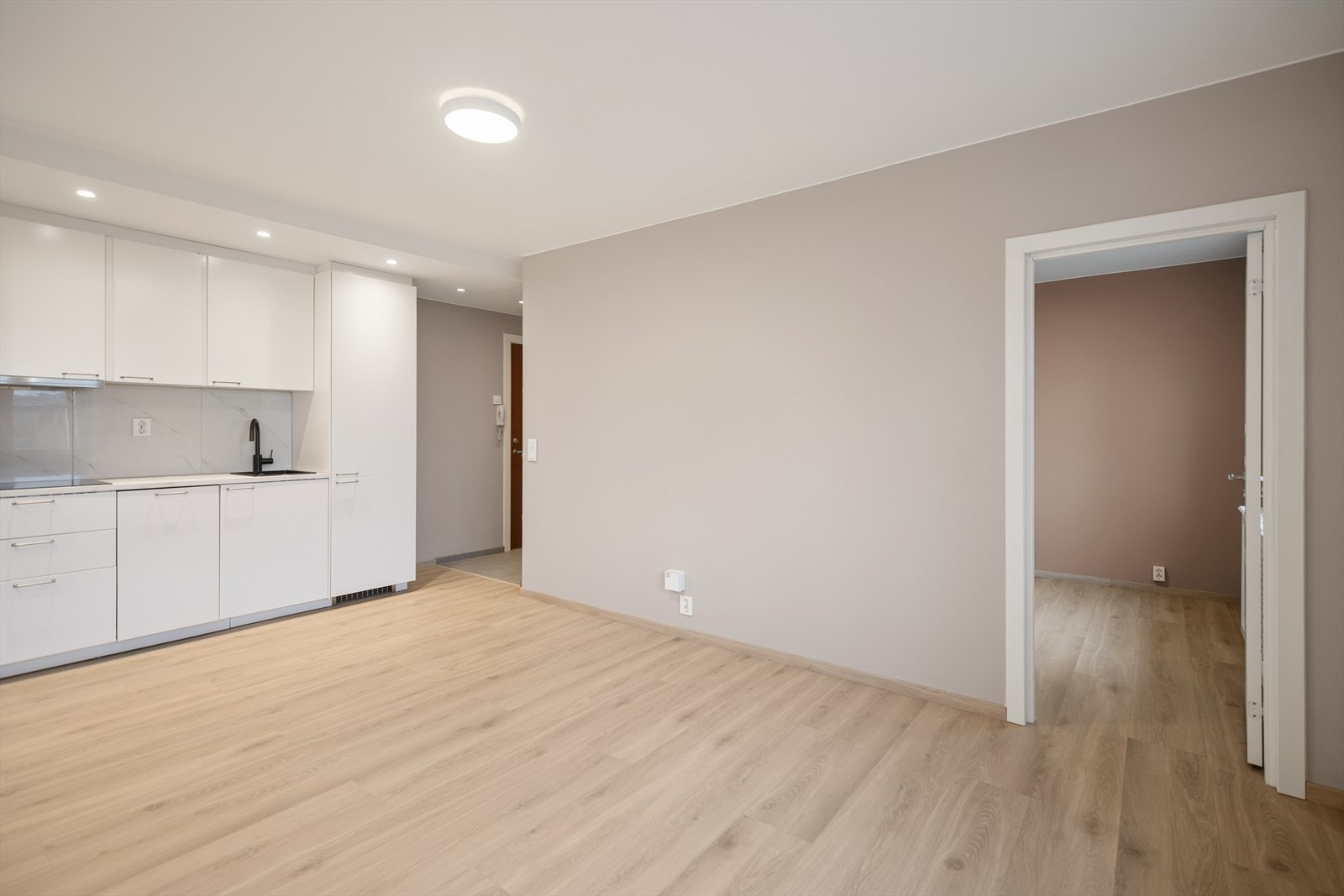 Romslig stue med åpen løsning mot kjøkken. Ny parkett og malte vegger. God plass til sofagruppe og spisebord. Galleribilde