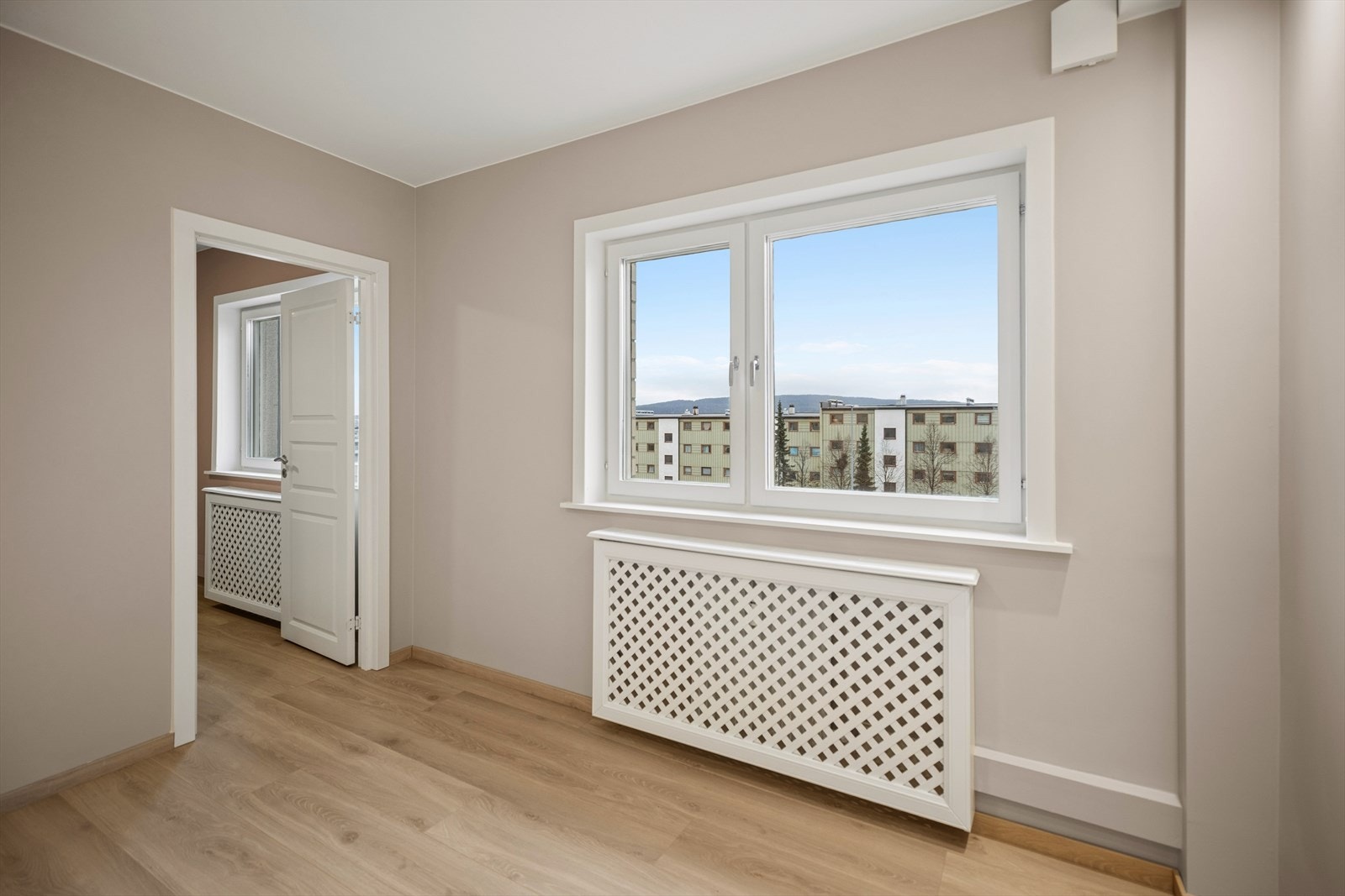 Stuen har vindu med utsikt og radiator under vinduet. Dør med adkomst til soverom og bad. Galleribilde