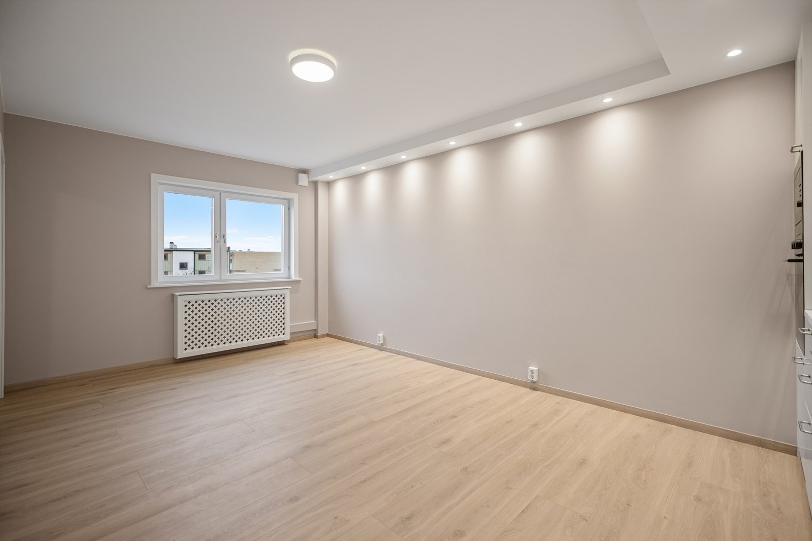 Månedlige felleskostnader kr 3 548,- inkl. oppvarming. Galleribilde