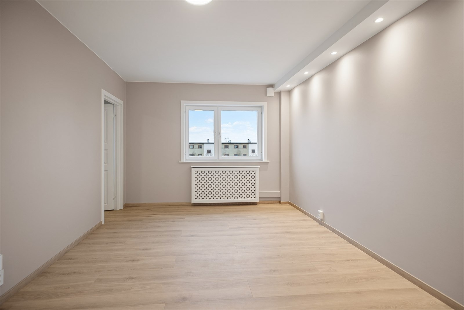 Stuen sett fra kjøkkensiden. Downlights i taket gir god belysning. Takhøyde ca. 2,5 meter. Galleribilde