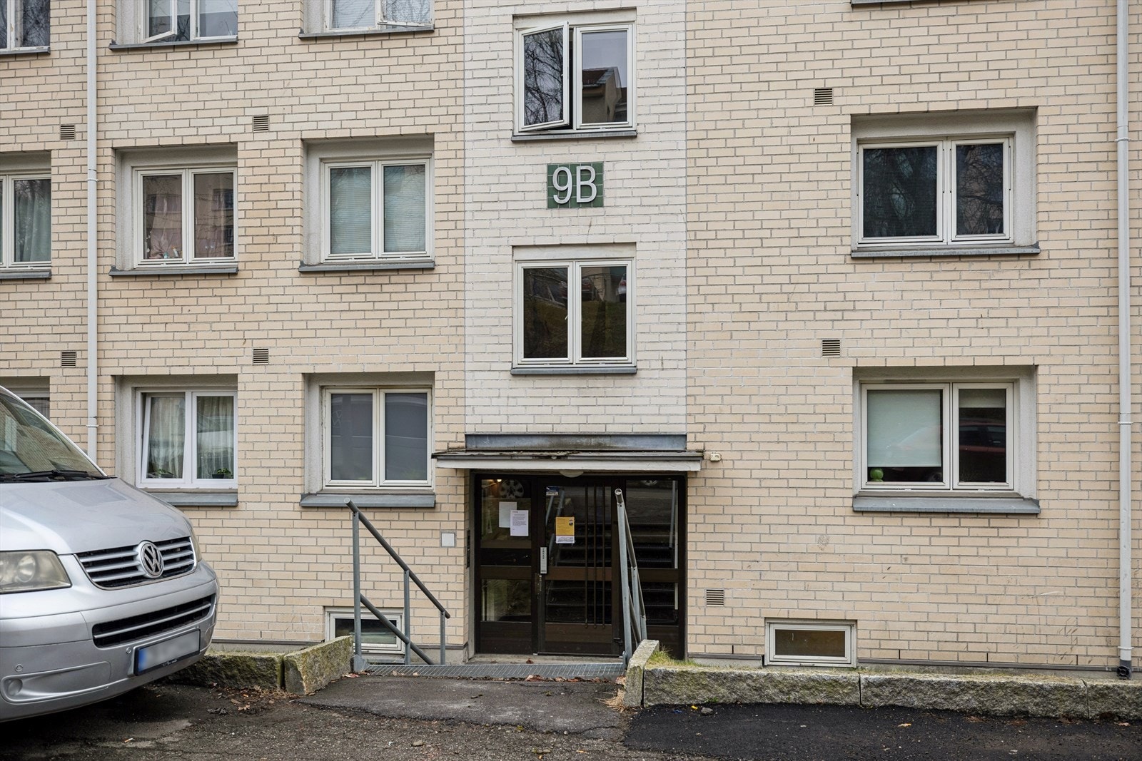 Inngangsparti til Linderudsletta 9B. 4-etasjes lavblokk i klassisk tegl fra 1958, beliggende i Sletteløkka Boligsameie på Linderud. Galleribilde