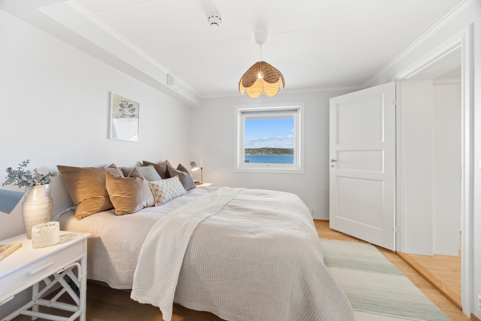 Pent soverom med vindu med utsikt mot vannet. Galleribilde