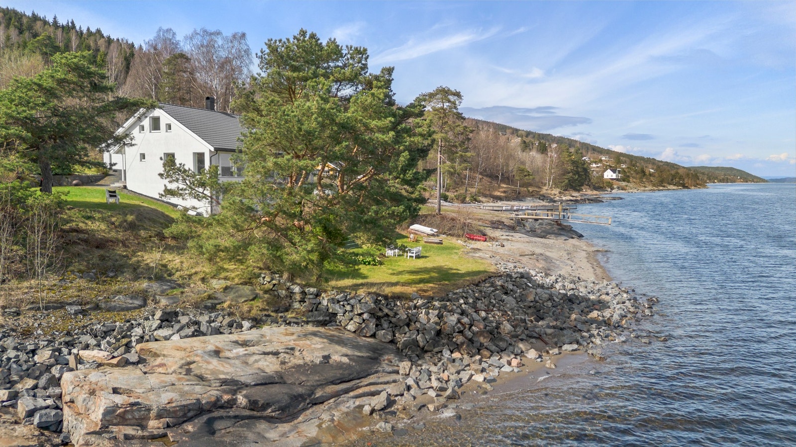 Enebolig ved sjøen med stor hage. Galleribilde