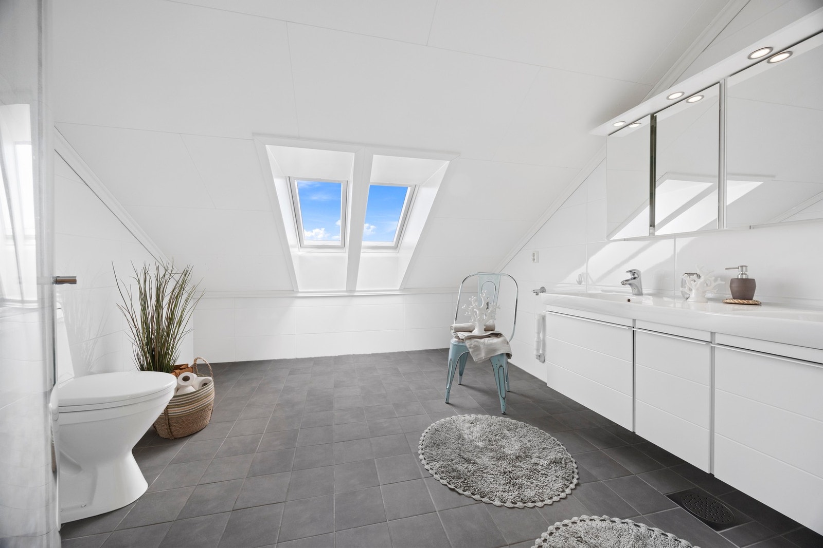 Lyst bad med to servanter. Galleribilde