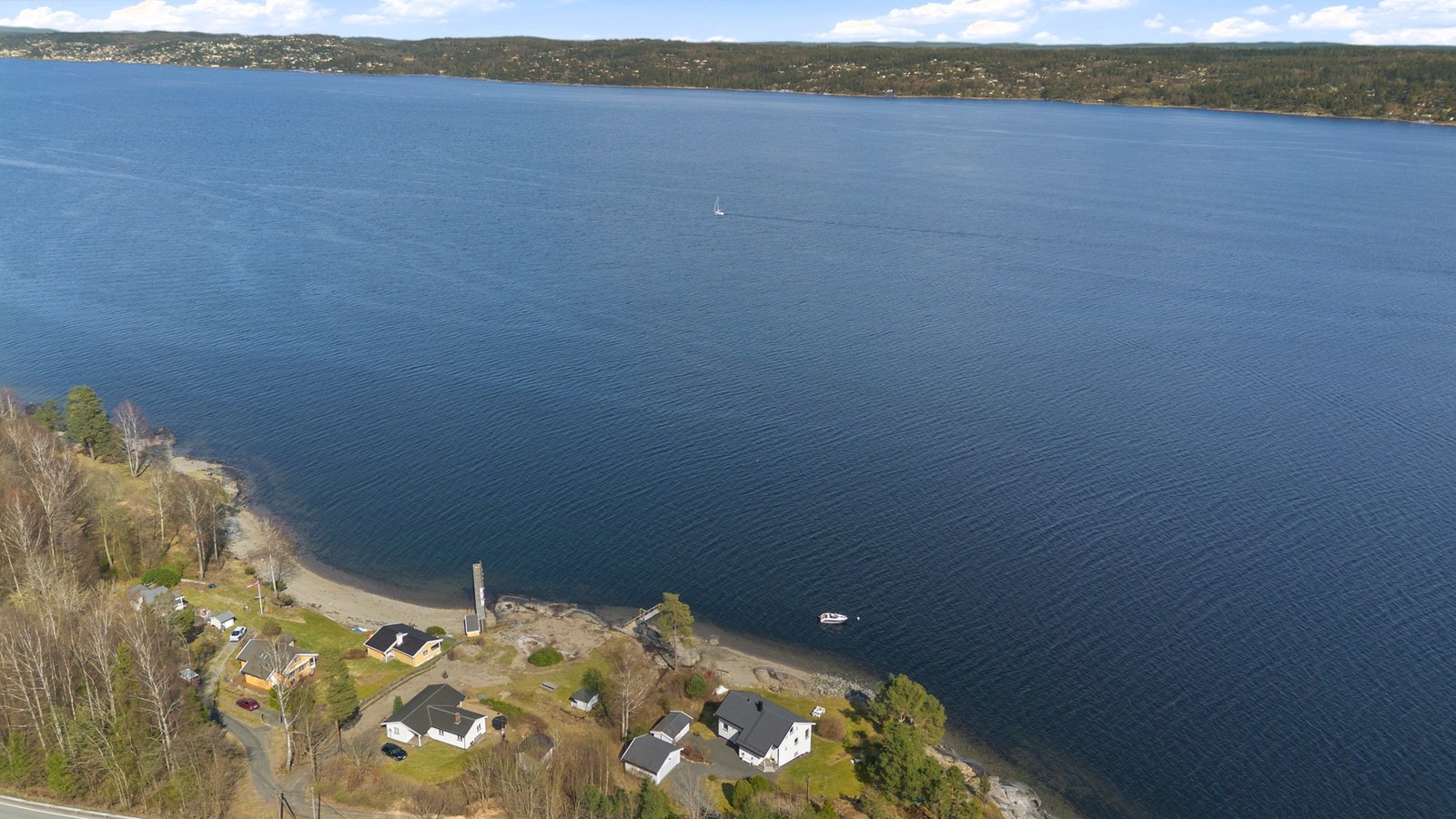 Bolig ved vannkanten med utsikt over fjorden Galleribilde