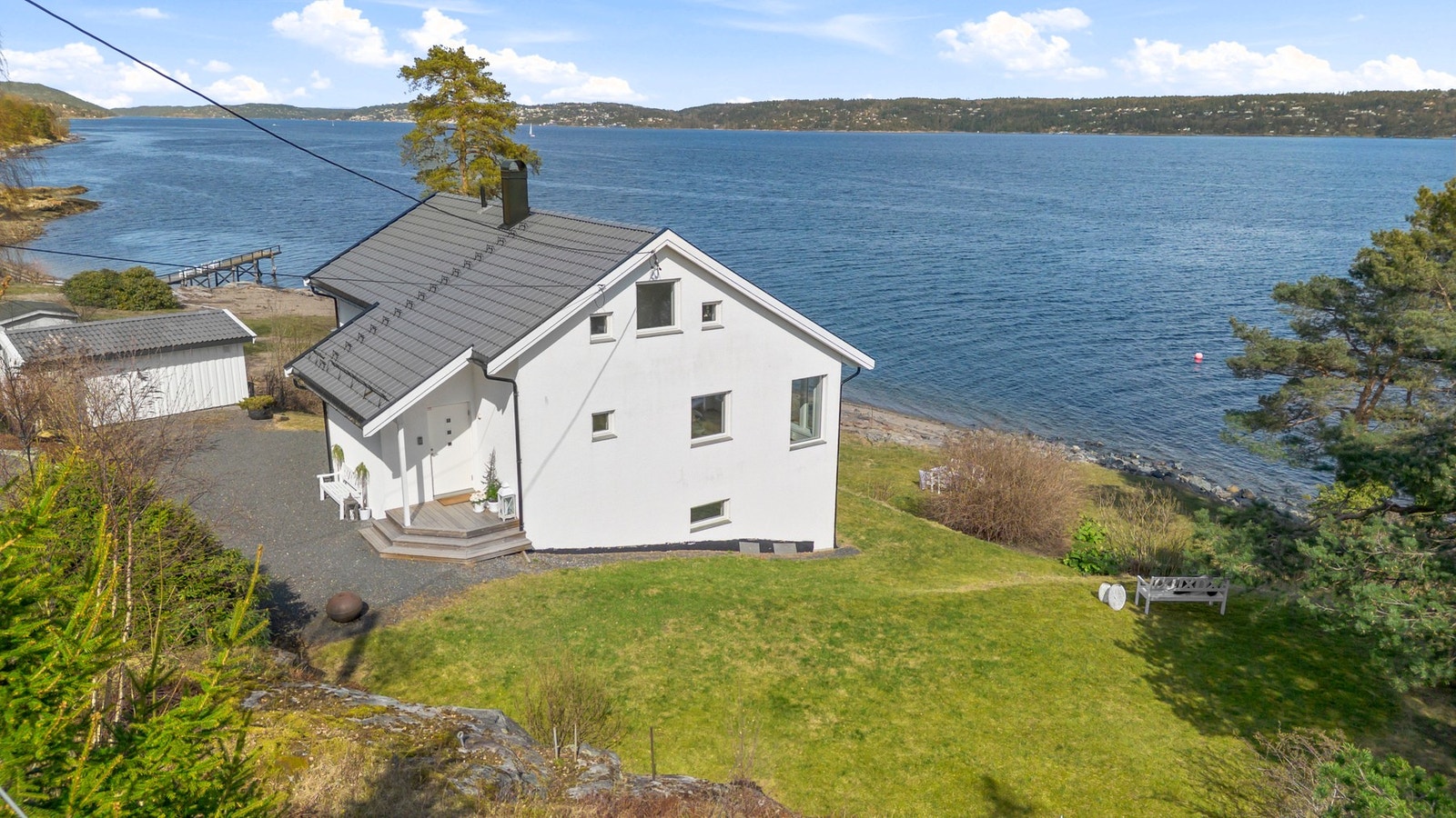 Huset har en flott beliggenhet ved sjøen med utsikt over vannet og nærliggende landskap. Galleribilde