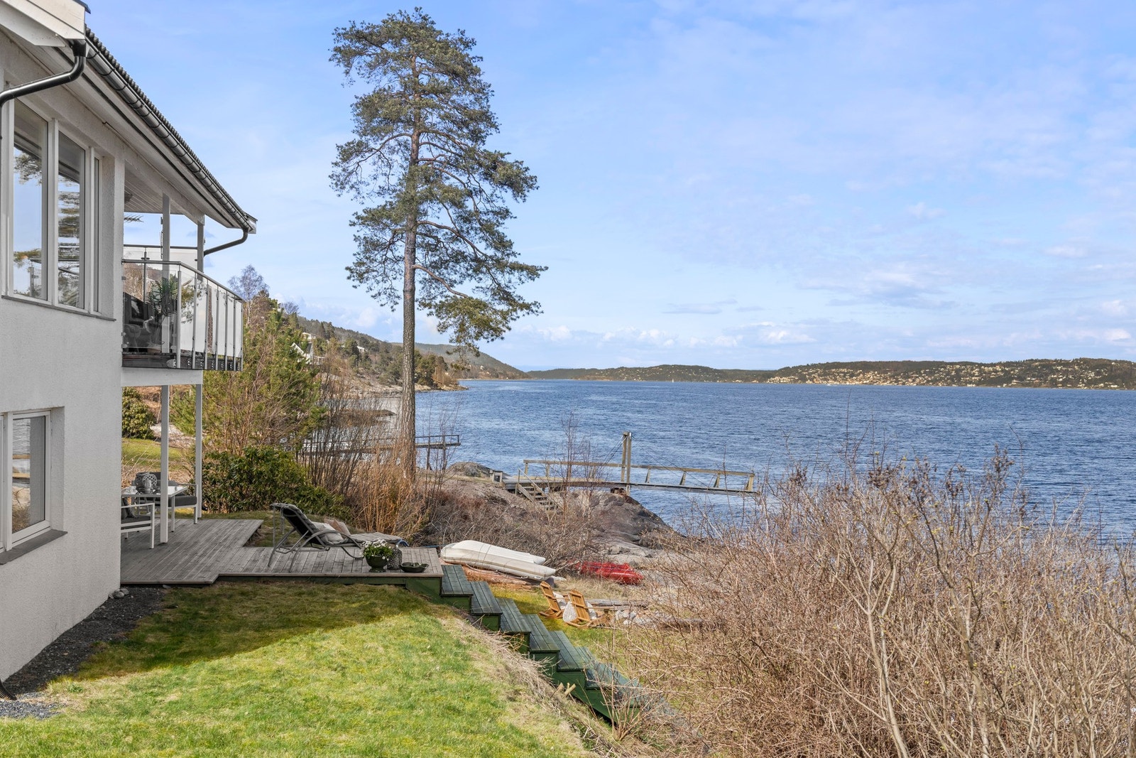 Boligen ligger ved vannet med balkong, en stor markterrasse og flott utsikt over fjorden. Galleribilde