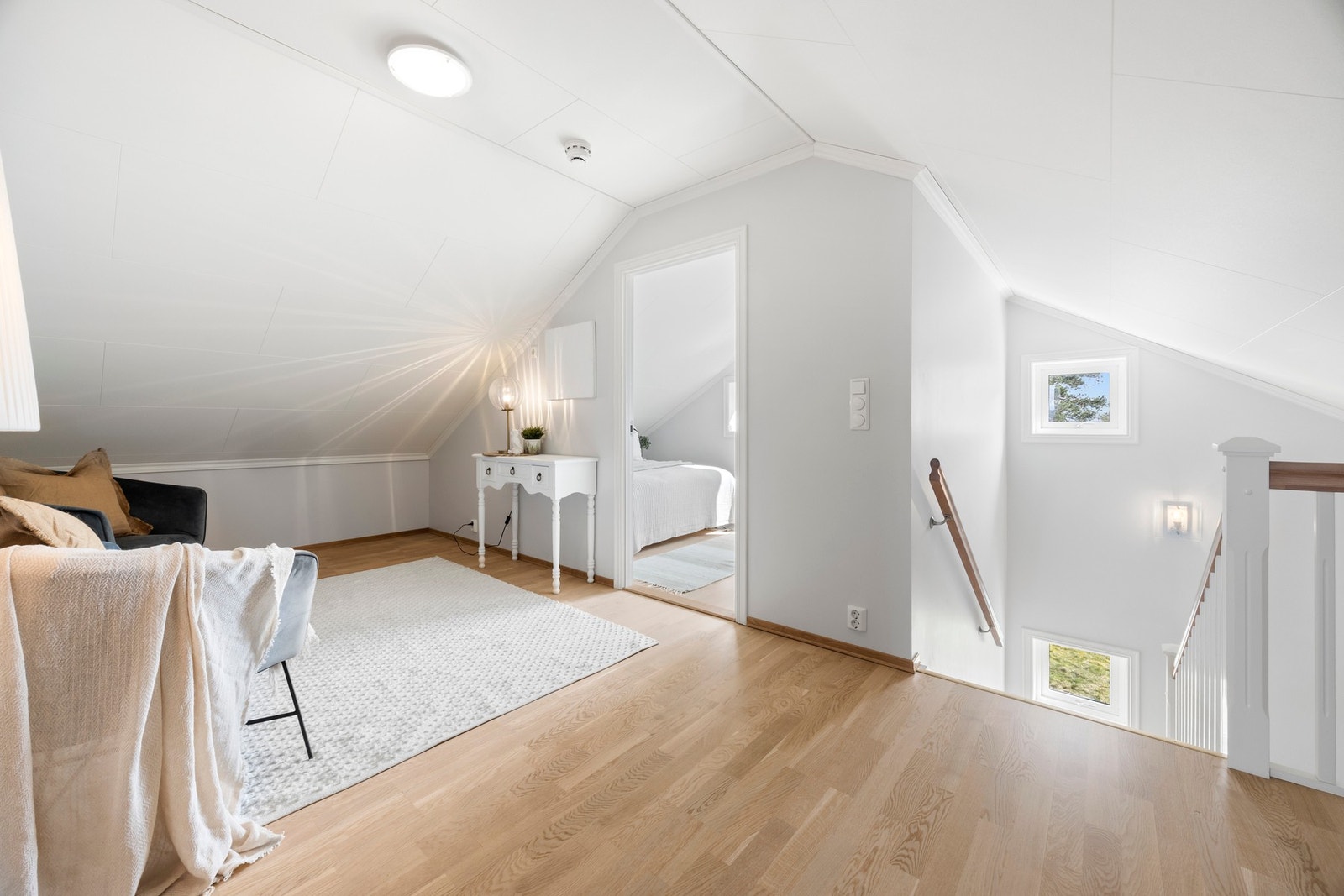 Lyst og romslig loftsstue. Galleribilde