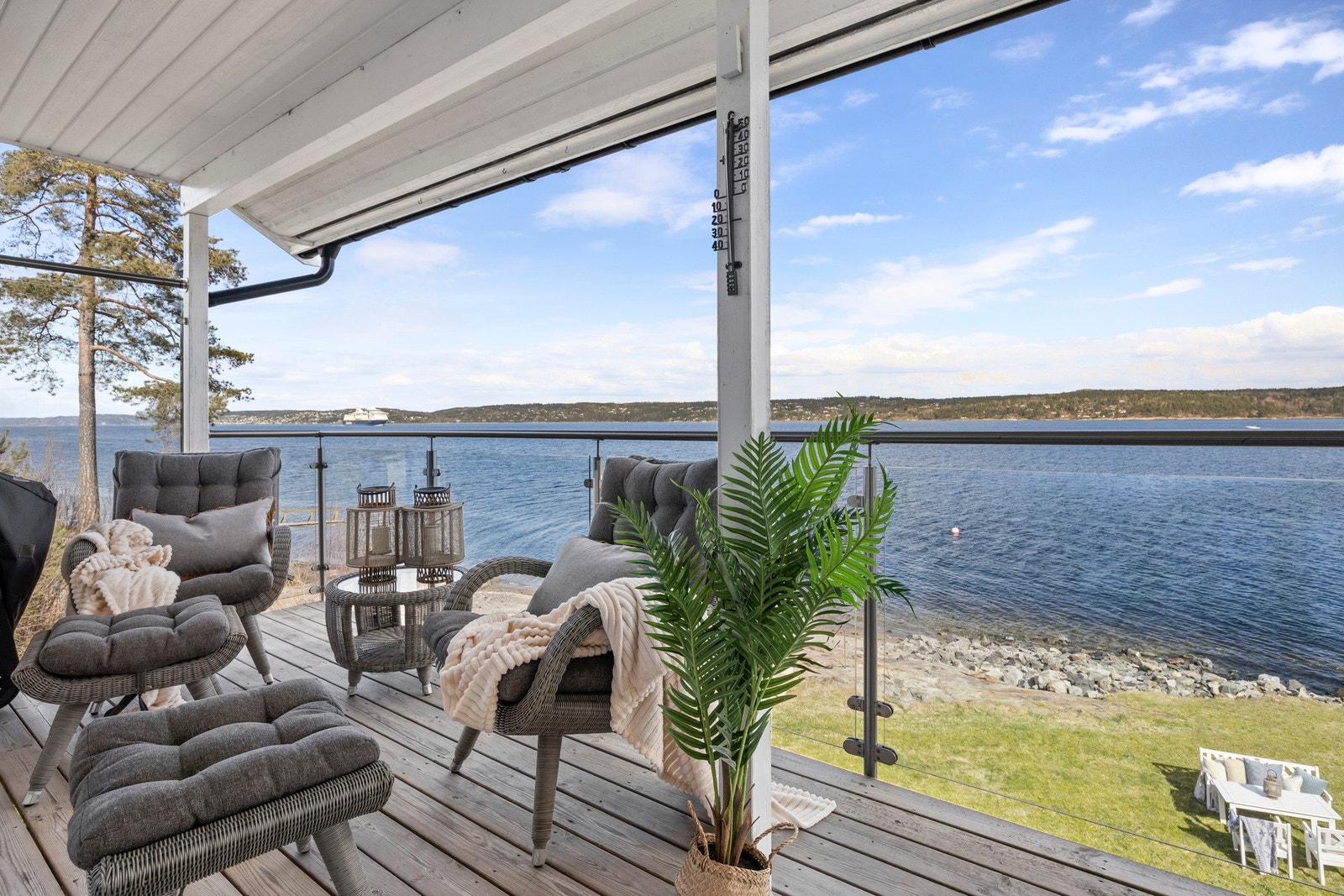 Terrasse med utsikt over vannet og naturen rundt. Galleribilde