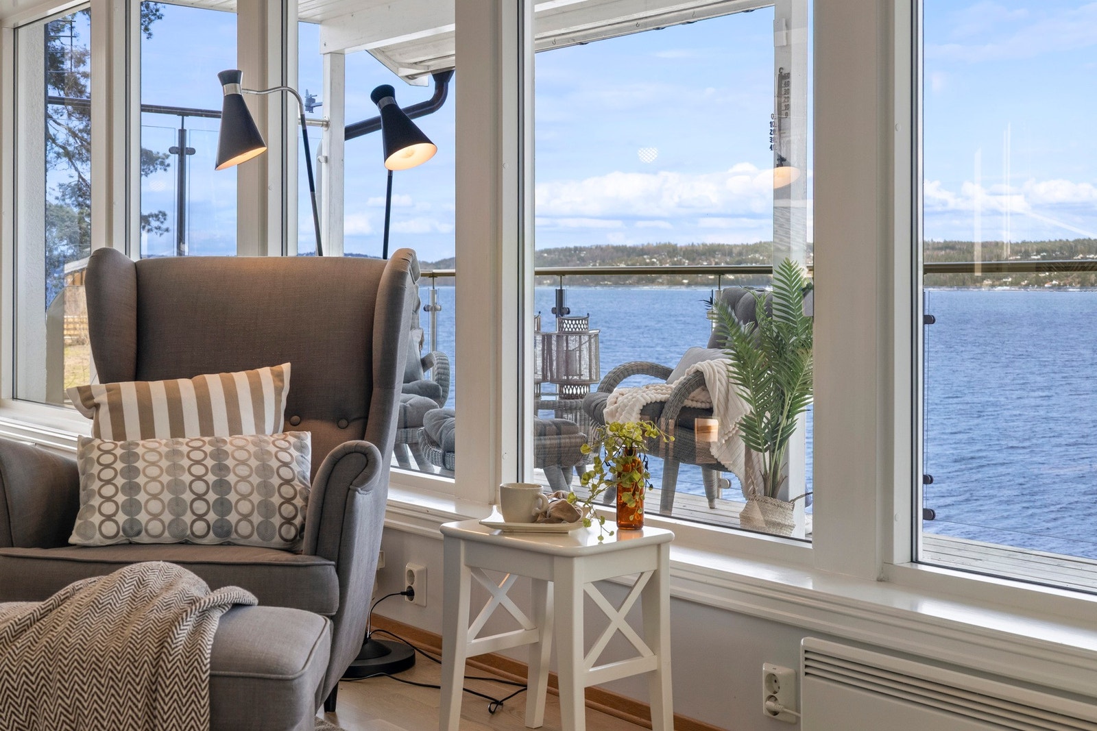 Store vinduer med vid utsikt over vannet Galleribilde