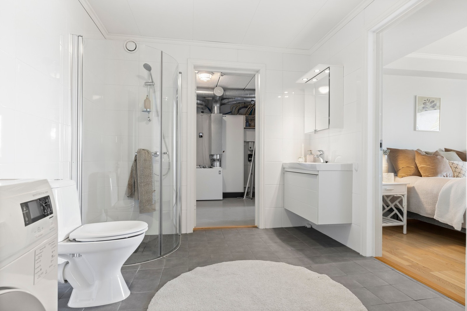 Moderne bad med dusjhjørne, toalett og servant. Galleribilde