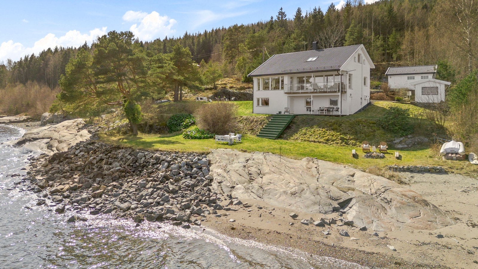 Enebolig med sjøutsikt og romslig hage, beliggende i naturskjønne omgivelser. Galleribilde
