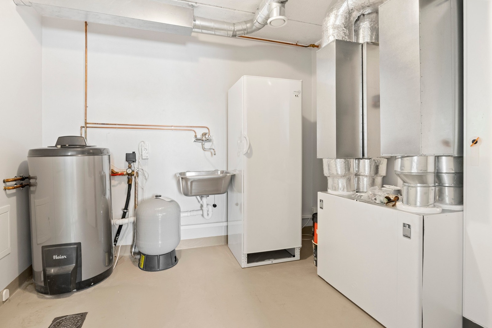Teknisk rom med varmtvannsbereder, ventilasjonsanlegg og vaskekum. Galleribilde