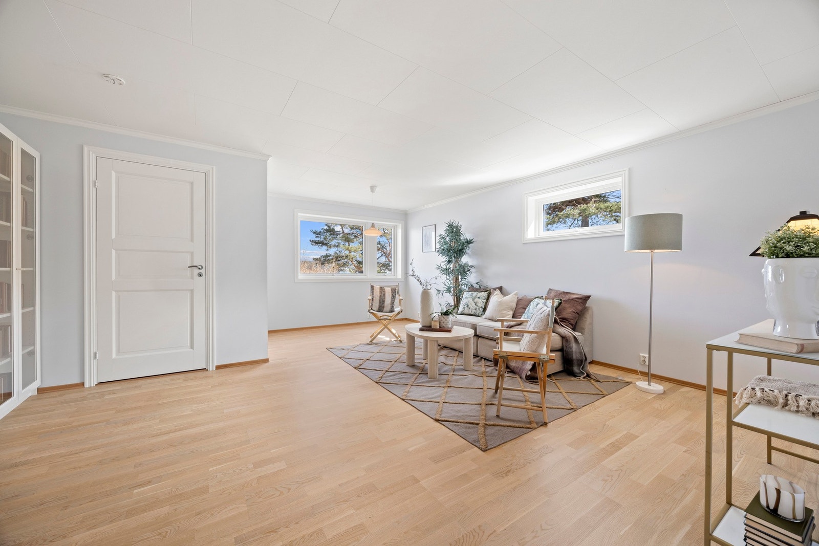 Kjellerstue med store vinduer og parkettgulv. Galleribilde
