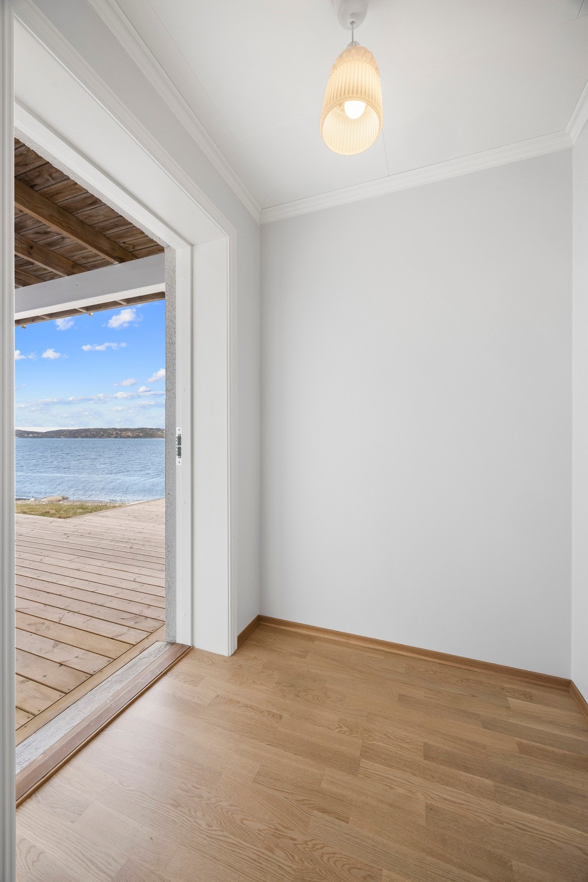 Utgang til terrasse og og hage fra kontor/soverom. Galleribilde